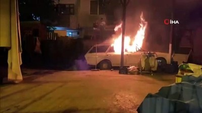 mel b - - Bursa’da bir otomobil mahallenin ortasında alev alev yandı Videosu