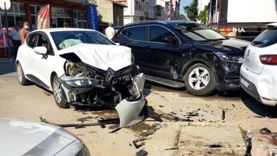  İki otomobil çarpıştı: 3 yaralı