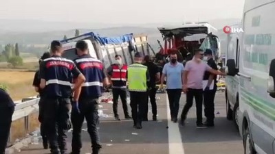 yolcu otobusu -  Manisa’da 6 kişinin öldüğü 42 kişinin yaralandığı kazada otobüsün çarptığı kamyonun sürücüsü tutuklandı Videosu
