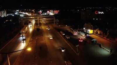 yolcu tasimaciligi -  43 ilin geçiş güzergâhında gece yarısı 'otobüs' denetimi: Takograf, emniyet kemeri ve HES kodu kontrolleri yapıldı Videosu