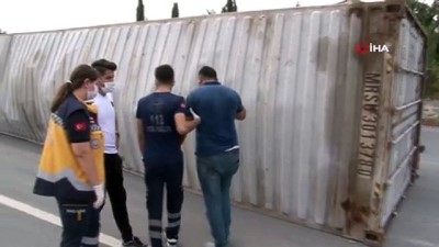 trafik yogunlugu -  Arnavutköy’de virajı dönemeyen tır yola devrildi Videosu