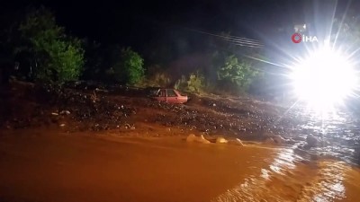 sel -  Kastamonu yolunda heyelan nedeniyle iki araç toprak altında kaldı Videosu