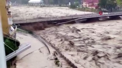 saganak -  Sağanak sele neden oldu, sürüklenen araç böyle görüntülendi Videosu