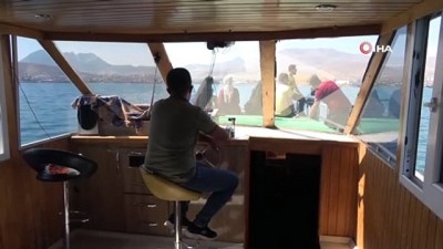  Sıcaktan bunalan vatandaşlar Van Gölü'nde tekne turlarıyla serinliyor