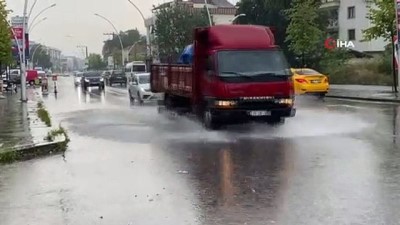 saganak yagmur -  10 dakikalık sağanak sokakları göle çevirdi Videosu