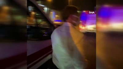 cep telefonu -  Otomobil aydınlatma direğine çarptı, kazazedelerin yardımına belediye başkanı koştu Videosu