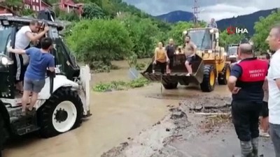  Selde mahsur kalanlar iş makineleriyle taşınıyor