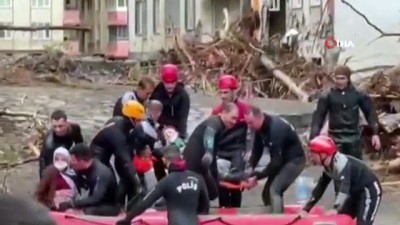 sel baskini -  Yaşlı vatandaşlar botlarla alınıp, sırtlarda taşındılar Videosu