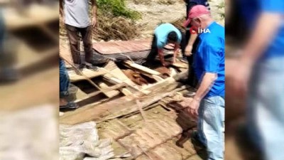  Babaçay’da enkaz altındaki inek canlı çıkartıldı