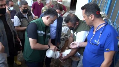   Bakan Pakdemirli, sahibinin selden kurtardığı buzağıyı elleriyle besledi