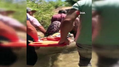cep telefonu -  Ayağı kırılan kadın için dağ dere aşıldı Videosu