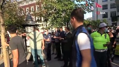 polis merkezi -  Beyoğlu’da terasa çıkarak intihara kalkışan 2 kişi yürekleri ağızlara getirdi: Polis ve vatandaşlar güçlükle ikna etti Videosu