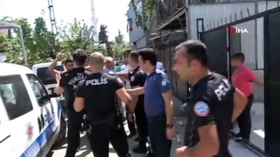polis merkezi -  Eşinden kaçan kızını eve getirdi, boğazından bıçaklayıp ağır yaraladı Videosu