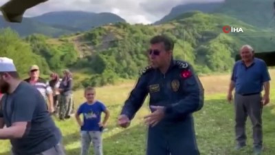 polis helikopteri -  Pilottan örnek davranış: Selzedelerin gönlünü fethetti Videosu