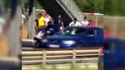 yasli kadin -  Yolun karşısına geçmeye çalışan yaşlı kadına araç çarptı Videosu