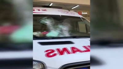 saglik calisanlari -  Diş ağrısına ambulans istedi, gelmeyince 112 istasyonunu ve ambulansı taşladı Videosu
