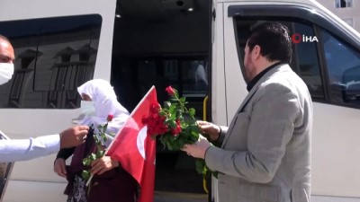 teror -  Evlat nöbetindeki aileler Diyarbakır yürüyüşü öncesi Başkan Sayan’la bir araya geldi Videosu