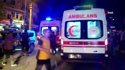 polis merkezi -  Kamyonet seyyar satıcıların ve vatandaşların arasına daldı: 1’i ağır 3 yaralı Videosu
