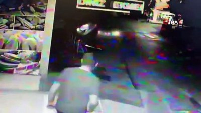 alkollu surucu -  Ümraniye'de alkollü sürücü dehşeti: Park halindeki otomobil dükkana uçtu Videosu