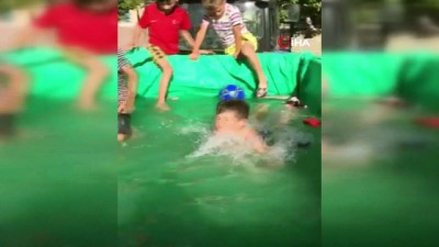 yuzme -  Çocukların römorkta havuz keyfi kamerada Videosu
