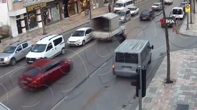 dikkatsiz surucu -  Dikkatsiz sürücünün neden olduğu kaza kamerada Videosu