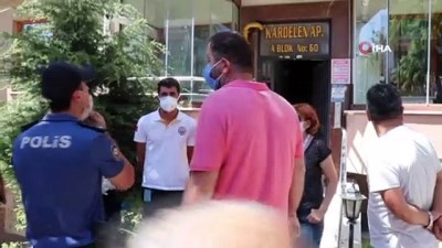 polis merkezi -  Evinden kötü kokular gelen yaşlı kadın tüm çabalara rağmen kapısını açmadı Videosu