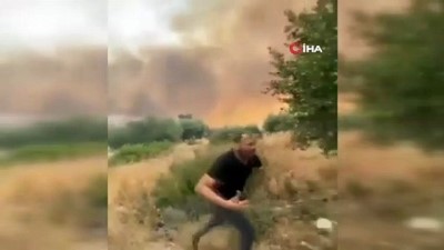 ormanlik alanda yangin -  Kozalakların ve rüzgarın etkisiyle yangın büyürken vatandaşlar yangına müdahale ediyor Videosu