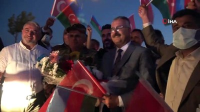  Türkiye'ye yardıma gelen Azerbaycanlı ekibe sevgi seli