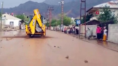 su baskini -  Yollar sel suları nedeniyle kapanırken, birçok iş yerini ise sular bastı Videosu