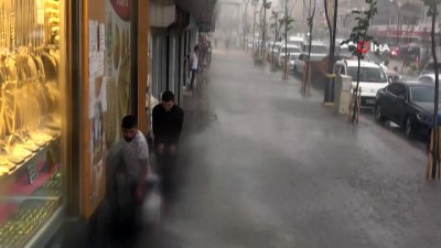 saganak yagmur -  Yüksekova'da aniden bastıran yağmur caddeleri göle çevirdi Videosu