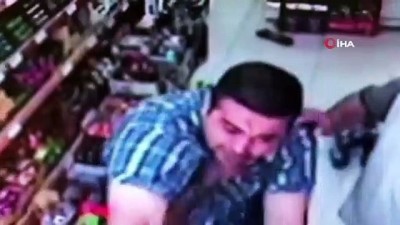 market -  Bağcılar'da küfürleştiği arkadaşını bıçaklayarak öldürdü...Dehşet anları kamerada Videosu