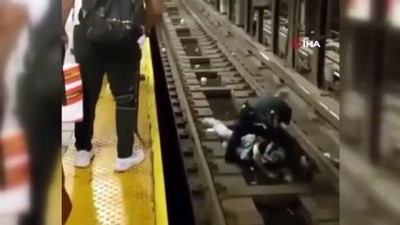 polis memuru -  - New York metrosunda raylara düşen yolcu son anda kurtarıldı Videosu