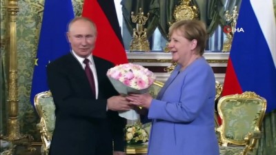 basin aciklamasi -  - Putin’le görüşmesi sırasında Merkel’in telefonu çaldı Videosu