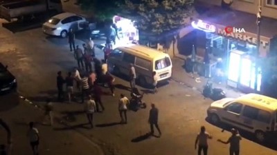 cep telefonu -  Sokak ortasında bıçaklı, tekme tokat 'velayet' kavgası kamerada Videosu