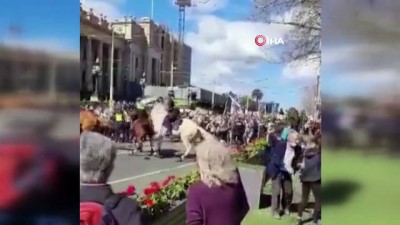 sokaga cikma yasagi -  - Avustralya’da Covid-19 protestolarına polis müdahalesi Videosu