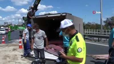 direksiyon -  Esenler’de nakliye kamyoneti yola devrildi : 1 yaralı Videosu