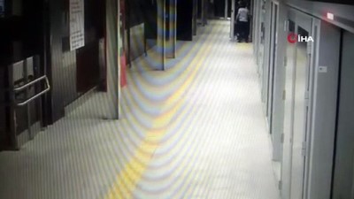 metro istasyonu -  İstanbul metrosunda intihar ihbarına giden polis hırsızı suçüstü yakaladı...O anlar kameralara yansıdı Videosu
