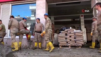 sel -  Mehmetçik, çamurun içerisinden çıkardığı Türk bayrağını temizleyerek duvara astı Videosu