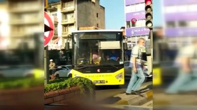 halk otobusu -  70 yaşındaki yolcunun otobüs şoförüne bıçakla saldırdığı anlar cep telefonu kamerasında Videosu