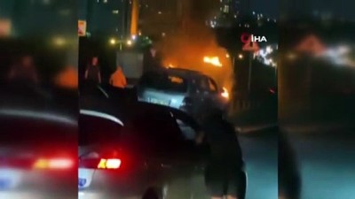 polis -  Bariyerlere çarpan araç alev aldı: 2 yaralı Videosu