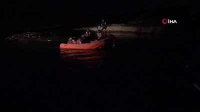 mahsur kaldi -  Dicle Nehri kenarında mahsur kalan 9 vatandaşı JASAK kurtardı Videosu
