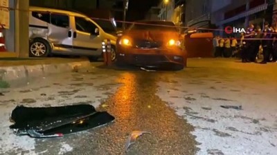 yasli adam -  Dükkanın önünde otururken kazada savrulan otomobilin altında kaldı, hayatını kaybetti Videosu