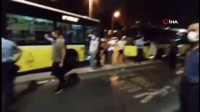 trafik yogunlugu -  Üsküdar’da refüjde asılı kalan İETT otobüsünü vatandaşlar kurtarmaya çalıştı Videosu