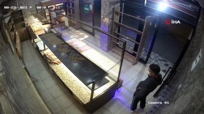 kamera -  Dakikalarca kasaya ulaşmaya çalışan hırsız işyeri sahibine böyle yakalandı Videosu