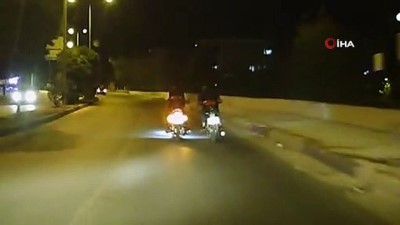 muhabbet -  Kasksız motosikletli sürücülerin seyir halindeyken tehlikeli muhabbeti kamerada Videosu