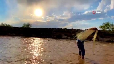 balik avi -  Murat Nehri’nde gün batımında balık avı Videosu
