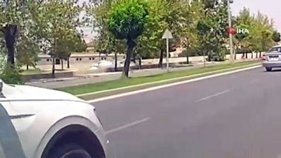motosiklet surucusu -  Otomobilin altında kalmaktan son anda kurtuldu...O anlar cep telefonu kamerasına yansıdı Videosu