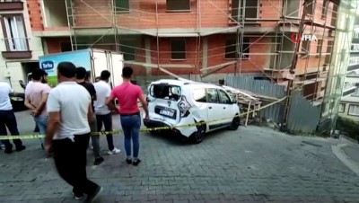 insaat alani -  Panelvan araç park halindeki araçlara çarpıp inşaat iskelesine daldı Videosu