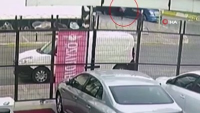 guvenlik kamerasi -  Ehliyetsiz sürücü dehşeti kamerada...Kaldırımda yürüyen kadına önce vurdu, sonra kaçtı Videosu