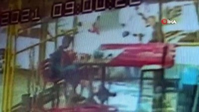 kadin surucu -  Esenyurt’ta arabanın çarptığı motor sürücüsü metrelerce sürüklendi Videosu